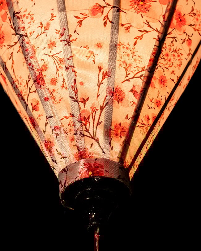 華やかな柄入り ベトナム伝統のホイアン・ランタン〔提灯〕 - ティアドロップ〔梅の花模様白〕 5 - 角度を変えてみてみました。