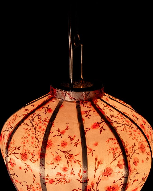 華やかな柄入り ベトナム伝統のホイアン・ランタン〔提灯〕 - ティアドロップ〔梅の花模様白〕 6 - 上からの写真です