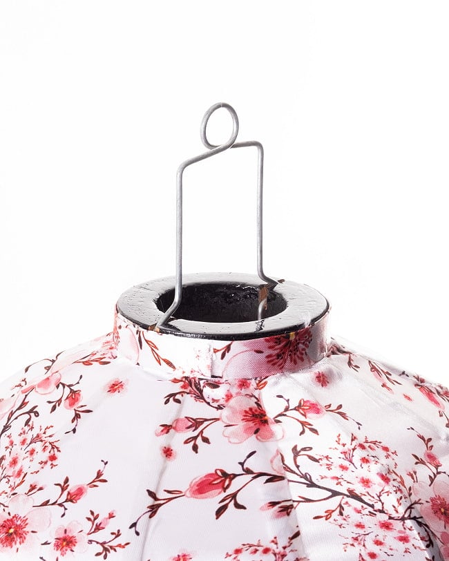 華やかな柄入り ベトナム伝統のホイアン・ランタン〔提灯〕 - ティアドロップ〔梅の花模様白〕 9 - 上部の写真です