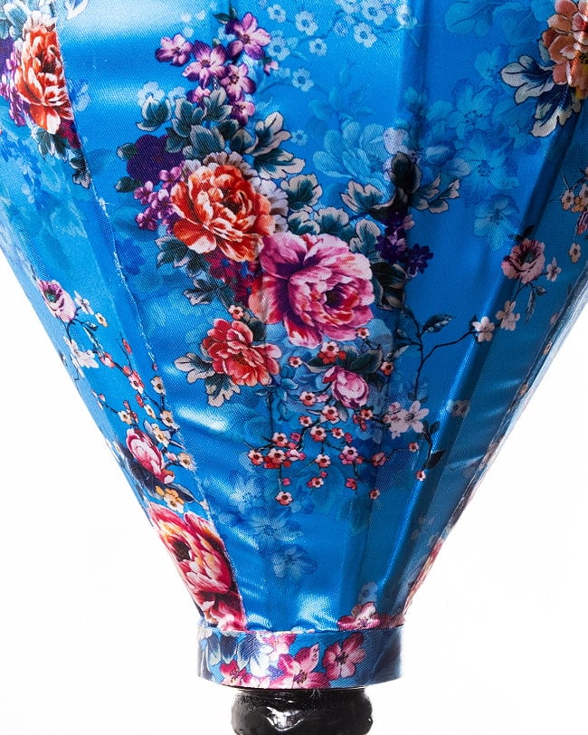 華やかな柄入り ベトナム伝統のホイアン・ランタン〔提灯〕 - ティアドロップ〔牡丹模様青〕 10 - 生地の拡大写真です