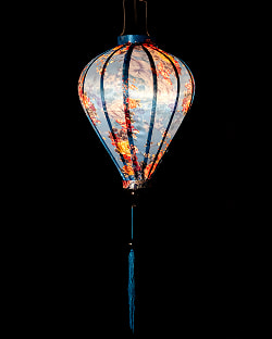 華やかな柄入り　ベトナム伝統のホイアン・ランタン〔提灯〕 - ティアドロップ〔牡丹模様青〕 - サブ2