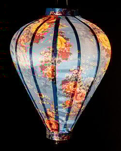 華やかな柄入り　ベトナム伝統のホイアン・ランタン〔提灯〕 - ティアドロップ〔牡丹模様青〕 - サブ3