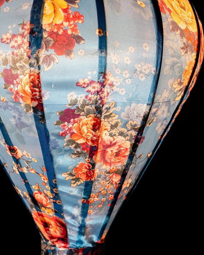 華やかな柄入り ベトナム伝統のホイアン・ランタン〔提灯〕 - ティアドロップ〔牡丹模様青〕 4 - 拡大したところです