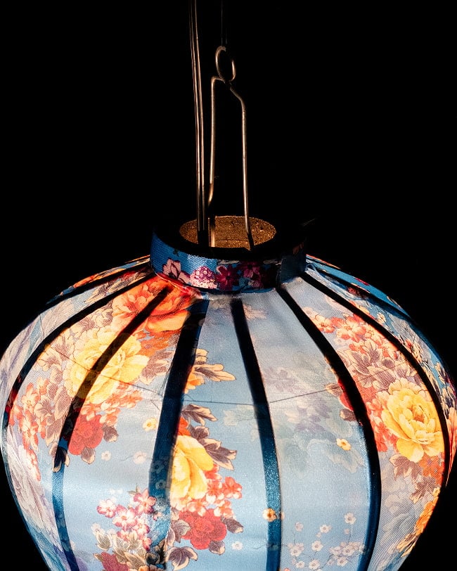 華やかな柄入り ベトナム伝統のホイアン・ランタン〔提灯〕 - ティアドロップ〔牡丹模様青〕 6 - 上からの写真です