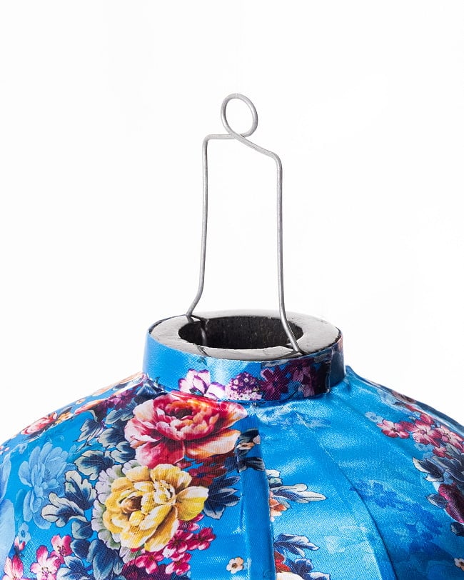 華やかな柄入り ベトナム伝統のホイアン・ランタン〔提灯〕 - ティアドロップ〔牡丹模様青〕 9 - 上部の写真です