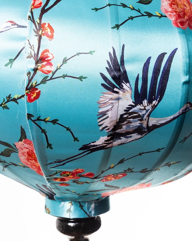 華やかな柄入り ベトナム伝統のホイアン・ランタン(提灯) - 丸型〔鶴と牡丹吉祥模様緑〕 10 - 生地の拡大写真です