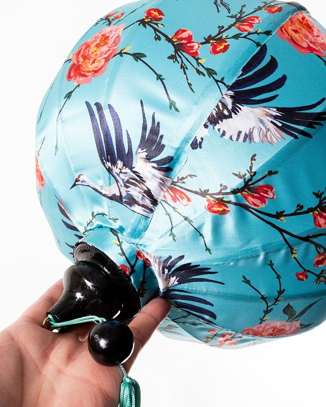 華やかな柄入り ベトナム伝統のホイアン・ランタン(提灯) - 丸型〔鶴と牡丹吉祥模様緑〕 11 - とても良い雰囲気ですね