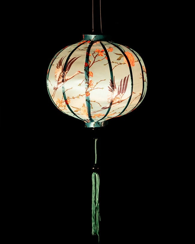 華やかな柄入り ベトナム伝統のホイアン・ランタン(提灯) - 丸型〔鶴と牡丹吉祥模様緑〕 2 - 点灯してみました。アジアンなムードたっぷりのランタンです。