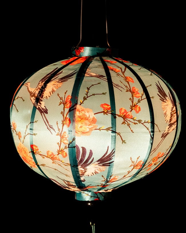 華やかな柄入り ベトナム伝統のホイアン・ランタン(提灯) - 丸型〔鶴と牡丹吉祥模様緑〕 3 - 幻想的な趣がありますね。