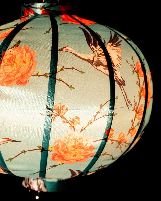 華やかな柄入り ベトナム伝統のホイアン・ランタン(提灯) - 丸型〔鶴と牡丹吉祥模様緑〕 4 - 拡大したところです