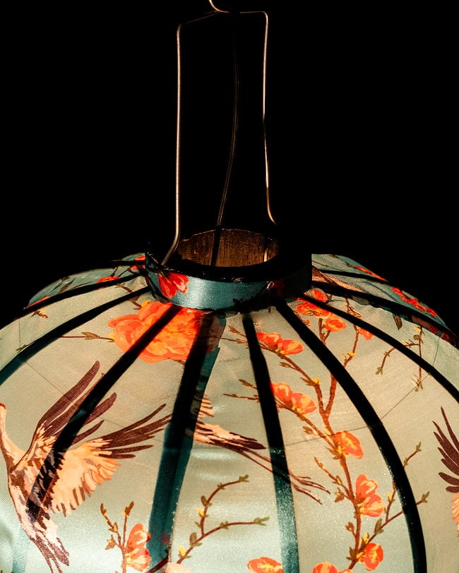 華やかな柄入り ベトナム伝統のホイアン・ランタン(提灯) - 丸型〔鶴と牡丹吉祥模様緑〕 6 - 上からの写真です