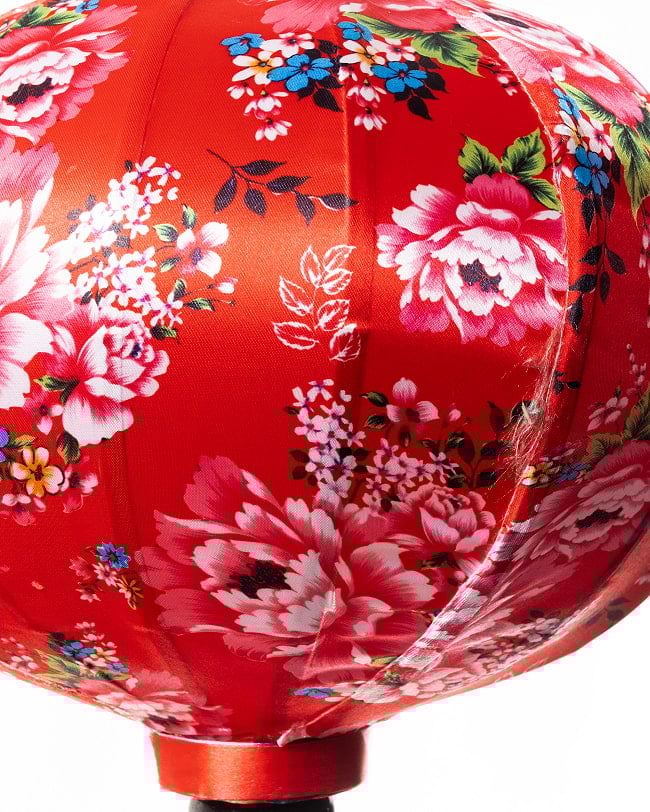 華やかな柄入り ベトナム伝統のホイアン・ランタン(提灯) - 丸型〔牡丹模様赤〕 10 - 生地の拡大写真です