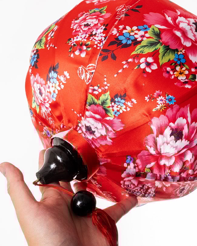 華やかな柄入り ベトナム伝統のホイアン・ランタン(提灯) - 丸型〔牡丹模様赤〕 11 - とても良い雰囲気ですね