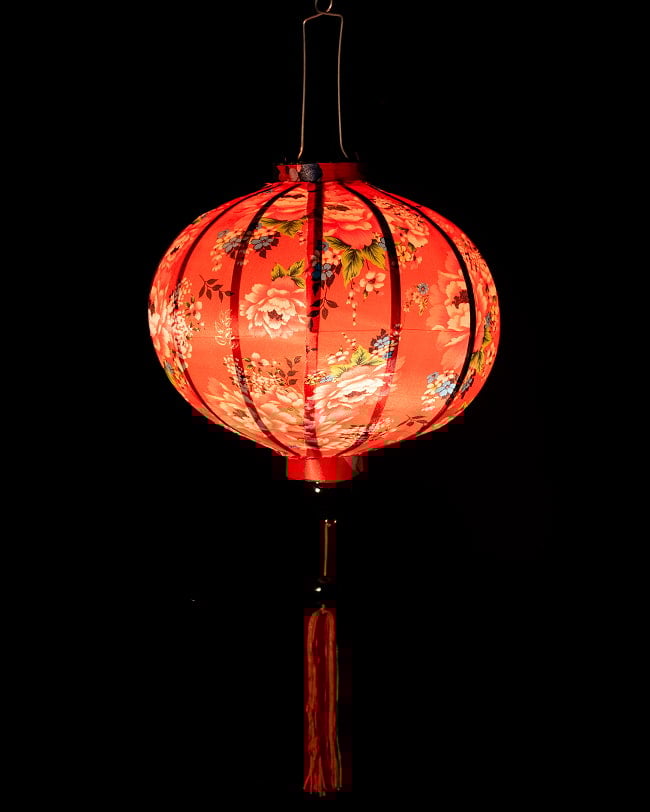 華やかな柄入り ベトナム伝統のホイアン・ランタン(提灯) - 丸型〔牡丹模様赤〕 2 - 点灯してみました。アジアンなムードたっぷりのランタンです。