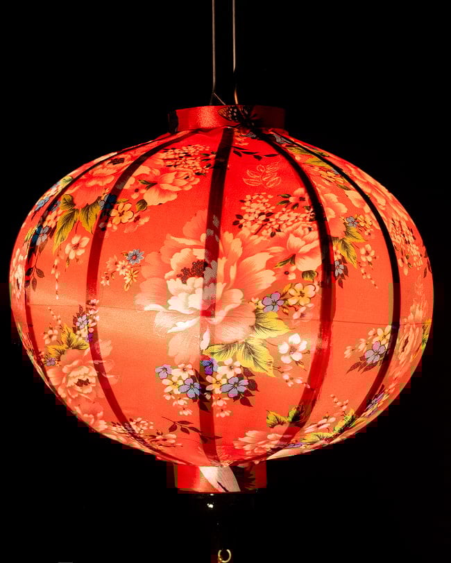 華やかな柄入り ベトナム伝統のホイアン・ランタン(提灯) - 丸型〔牡丹模様赤〕 3 - 幻想的な趣がありますね。