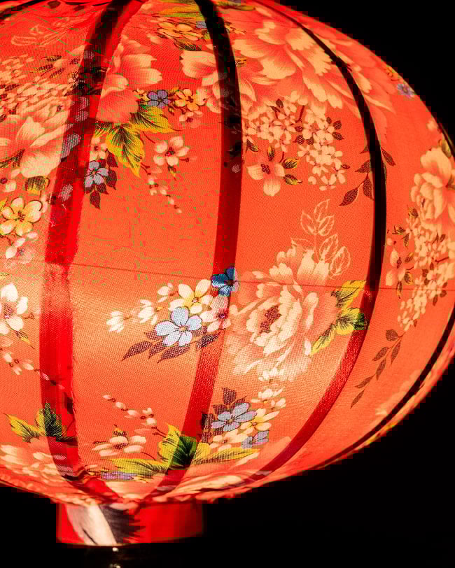 華やかな柄入り ベトナム伝統のホイアン・ランタン(提灯) - 丸型〔牡丹模様赤〕 4 - 拡大したところです