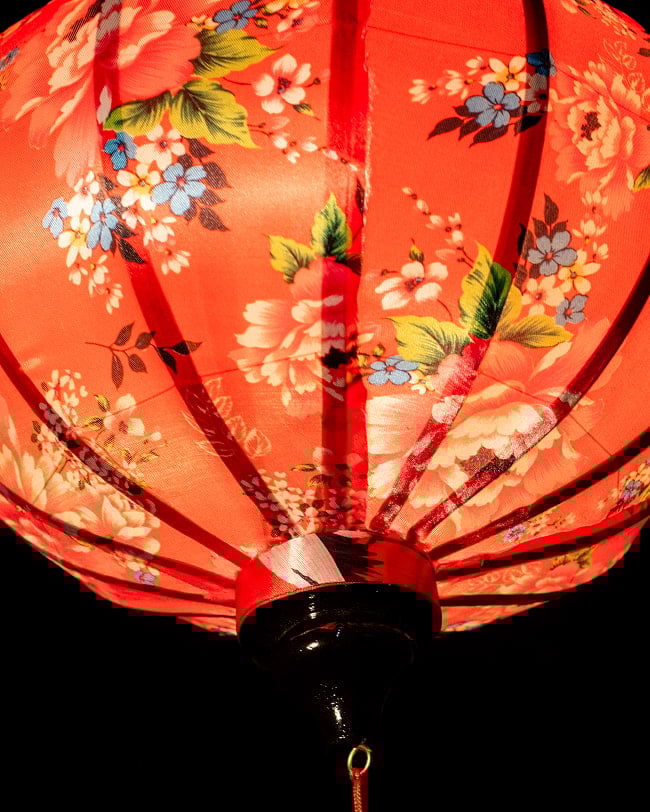 華やかな柄入り ベトナム伝統のホイアン・ランタン(提灯) - 丸型〔牡丹模様赤〕 5 - 角度を変えてみてみました。