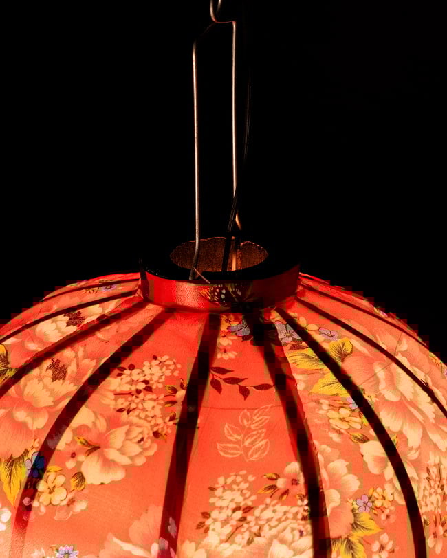 華やかな柄入り ベトナム伝統のホイアン・ランタン(提灯) - 丸型〔牡丹模様赤〕 6 - 上からの写真です