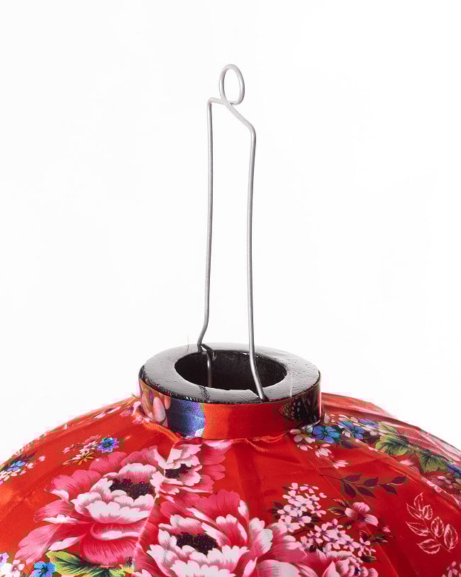 華やかな柄入り ベトナム伝統のホイアン・ランタン(提灯) - 丸型〔牡丹模様赤〕 9 - 上部の写真です