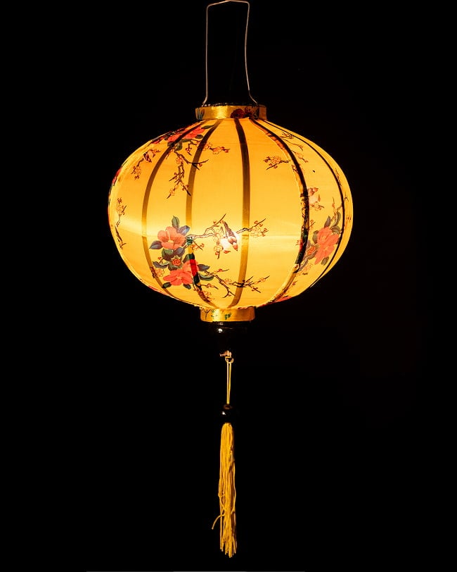華やかな柄入り　ベトナム伝統のホイアン・ランタン(提灯) - 丸型〔椿模様黄色〕 2 - 点灯してみました。アジアンなムードたっぷりのランタンです。