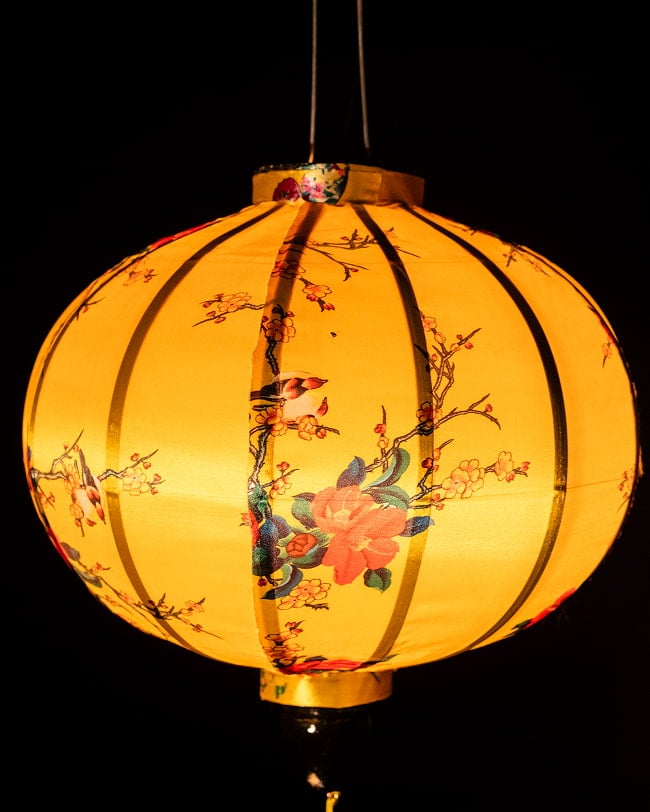華やかな柄入り　ベトナム伝統のホイアン・ランタン(提灯) - 丸型〔椿模様黄色〕 3 - 幻想的な趣がありますね。