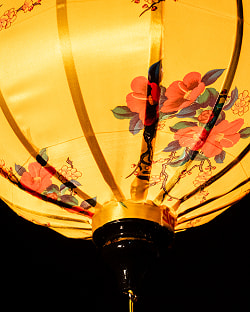 華やかな柄入り　ベトナム伝統のホイアン・ランタン(提灯) - 丸型〔椿模様黄色〕 - サブ5