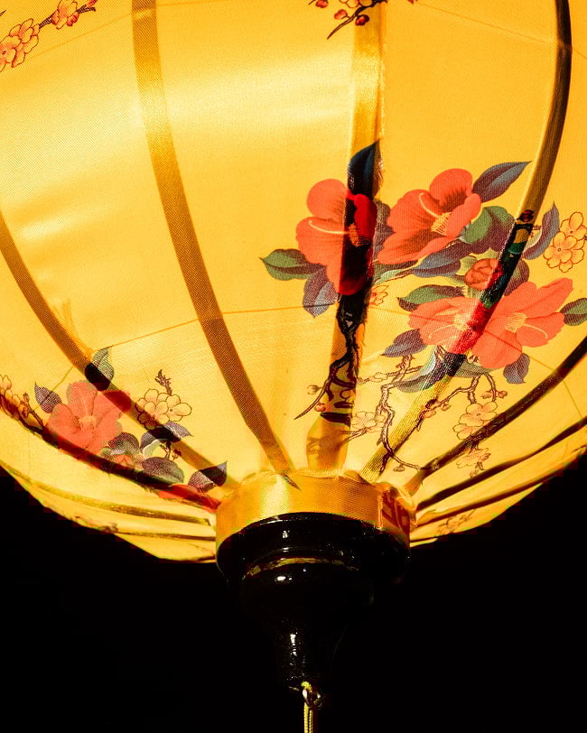 華やかな柄入り　ベトナム伝統のホイアン・ランタン(提灯) - 丸型〔椿模様黄色〕 5 - 角度を変えてみてみました。