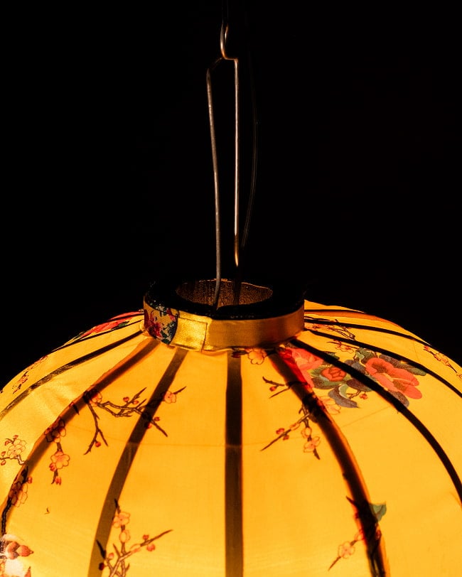 華やかな柄入り　ベトナム伝統のホイアン・ランタン(提灯) - 丸型〔椿模様黄色〕 6 - 上からの写真です