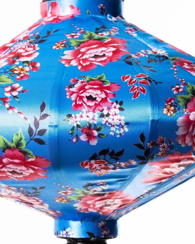 華やかな柄入り ベトナム伝統のホイアン・ランタン(提灯) - 薄ひし形〔牡丹模様青〕 10 - 生地の拡大写真です