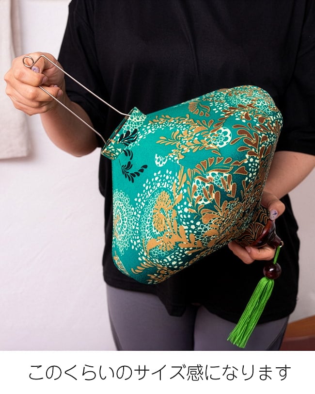 華やかな柄入り ベトナム伝統のホイアン・ランタン(提灯) - 薄ひし形〔牡丹模様青〕 13 - このくらいのサイズ感になります