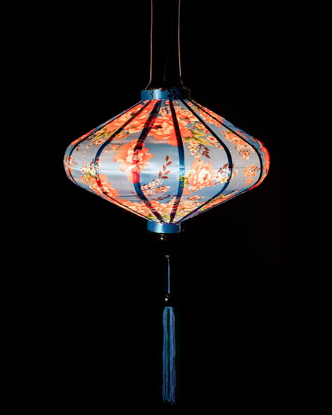 華やかな柄入り ベトナム伝統のホイアン・ランタン(提灯) - 薄ひし形〔牡丹模様青〕 2 - 点灯してみました。アジアンなムードたっぷりのランタンです。