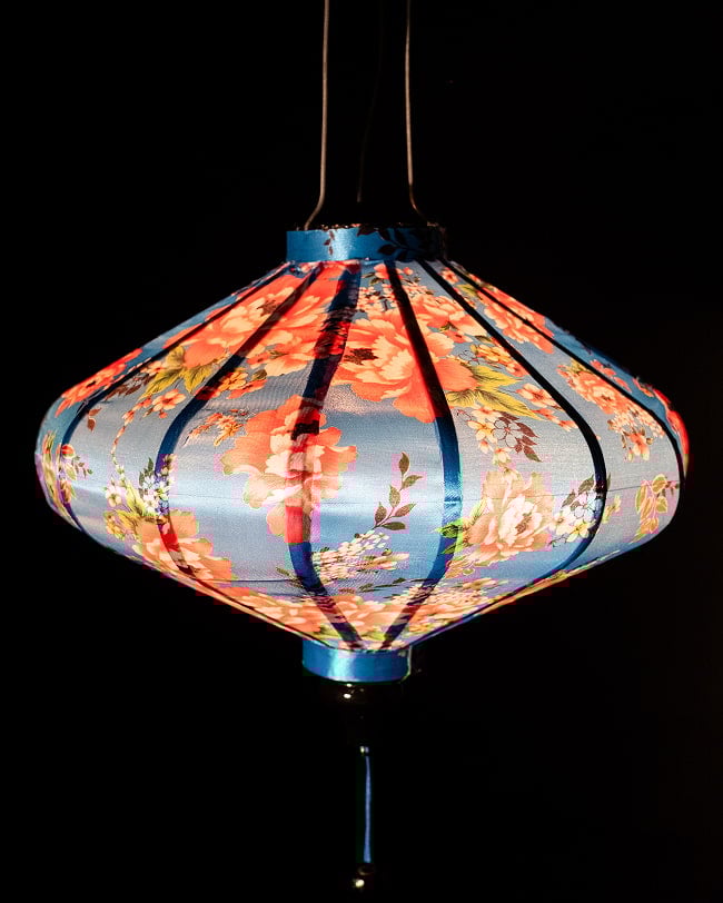 華やかな柄入り ベトナム伝統のホイアン・ランタン(提灯) - 薄ひし形〔牡丹模様青〕 3 - 幻想的な趣がありますね。