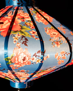 華やかな柄入り　ベトナム伝統のホイアン・ランタン(提灯) - 薄ひし形〔牡丹模様青〕 - サブ4