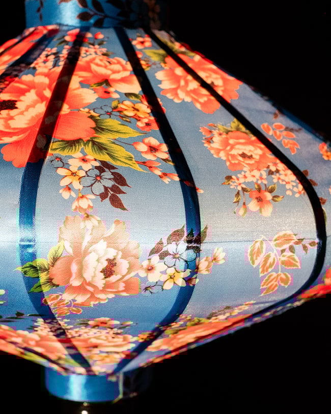 華やかな柄入り ベトナム伝統のホイアン・ランタン(提灯) - 薄ひし形〔牡丹模様青〕 4 - 拡大したところです