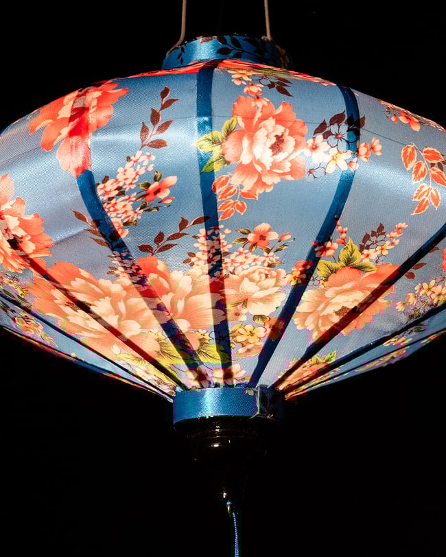 華やかな柄入り ベトナム伝統のホイアン・ランタン(提灯) - 薄ひし形〔牡丹模様青〕 5 - 角度を変えてみてみました。