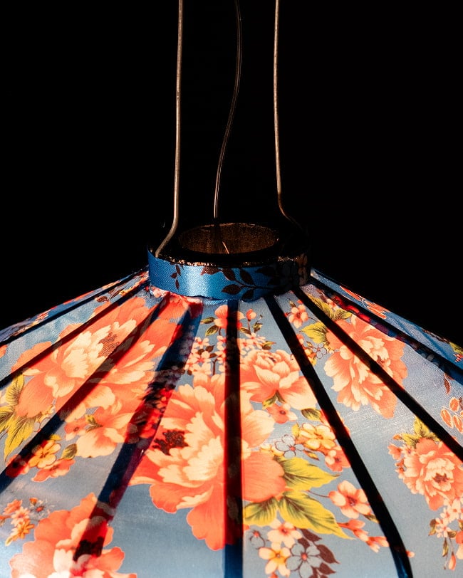 華やかな柄入り ベトナム伝統のホイアン・ランタン(提灯) - 薄ひし形〔牡丹模様青〕 6 - 上からの写真です