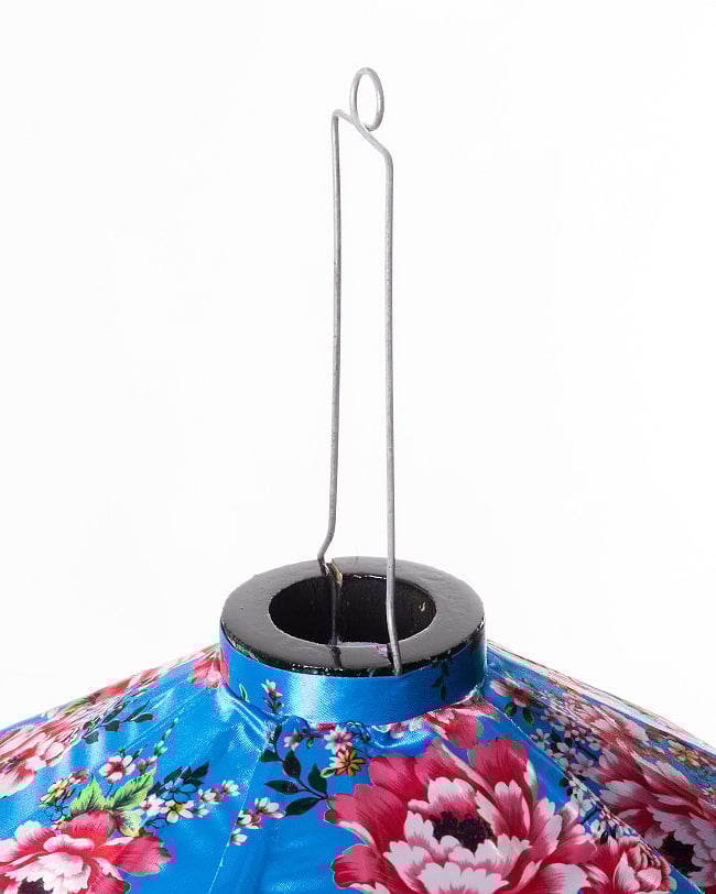 華やかな柄入り ベトナム伝統のホイアン・ランタン(提灯) - 薄ひし形〔牡丹模様青〕 9 - 上部の写真です