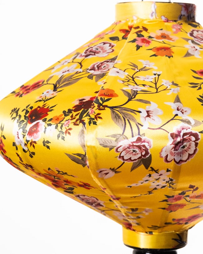 華やかな柄入り ベトナム伝統のホイアン・ランタン(提灯) - 薄ひし形〔牡丹模様黄色〕 10 - 生地の拡大写真です