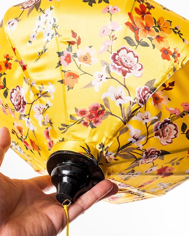 華やかな柄入り ベトナム伝統のホイアン・ランタン(提灯) - 薄ひし形〔牡丹模様黄色〕 11 - とても良い雰囲気ですね