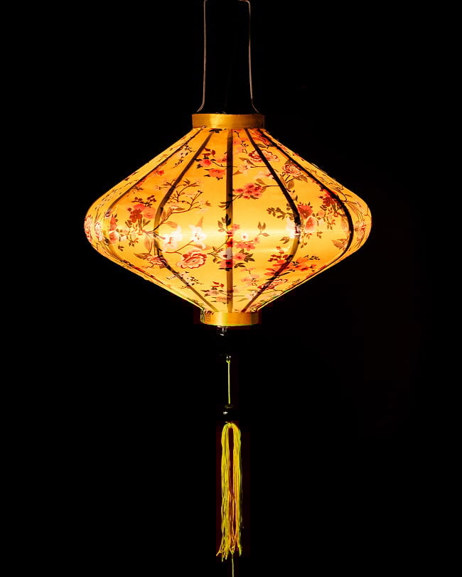 華やかな柄入り ベトナム伝統のホイアン・ランタン(提灯) - 薄ひし形〔牡丹模様黄色〕 2 - 点灯してみました。アジアンなムードたっぷりのランタンです。