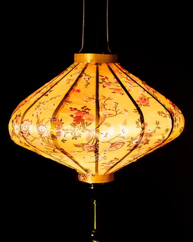 華やかな柄入り ベトナム伝統のホイアン・ランタン(提灯) - 薄ひし形〔牡丹模様黄色〕 3 - 幻想的な趣がありますね。