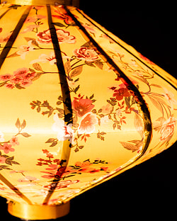 華やかな柄入り　ベトナム伝統のホイアン・ランタン(提灯) - 薄ひし形〔牡丹模様黄色〕 - サブ4