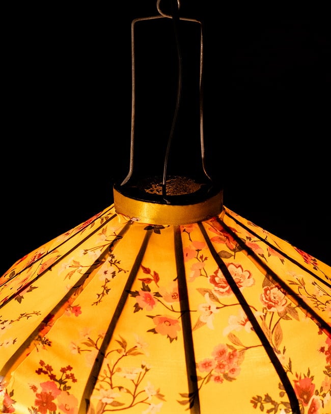 華やかな柄入り ベトナム伝統のホイアン・ランタン(提灯) - 薄ひし形〔牡丹模様黄色〕 6 - 上からの写真です