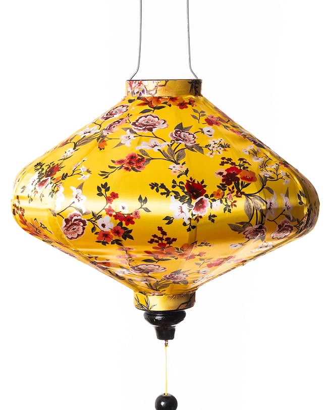 華やかな柄入り ベトナム伝統のホイアン・ランタン(提灯) - 薄ひし形〔牡丹模様黄色〕 8 - 柄入りなので雰囲気があります