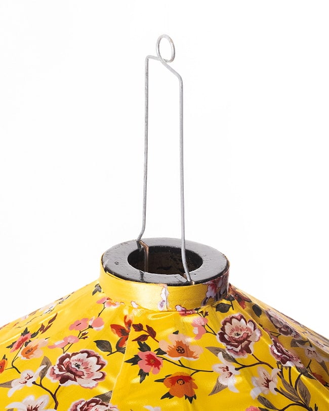 華やかな柄入り ベトナム伝統のホイアン・ランタン(提灯) - 薄ひし形〔牡丹模様黄色〕 9 - 上部の写真です