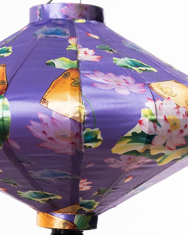 華やかな柄入り ベトナム伝統のホイアン・ランタン(提灯) - 薄ひし形〔睡蓮とノンラー模様紫〕 10 - 生地の拡大写真です