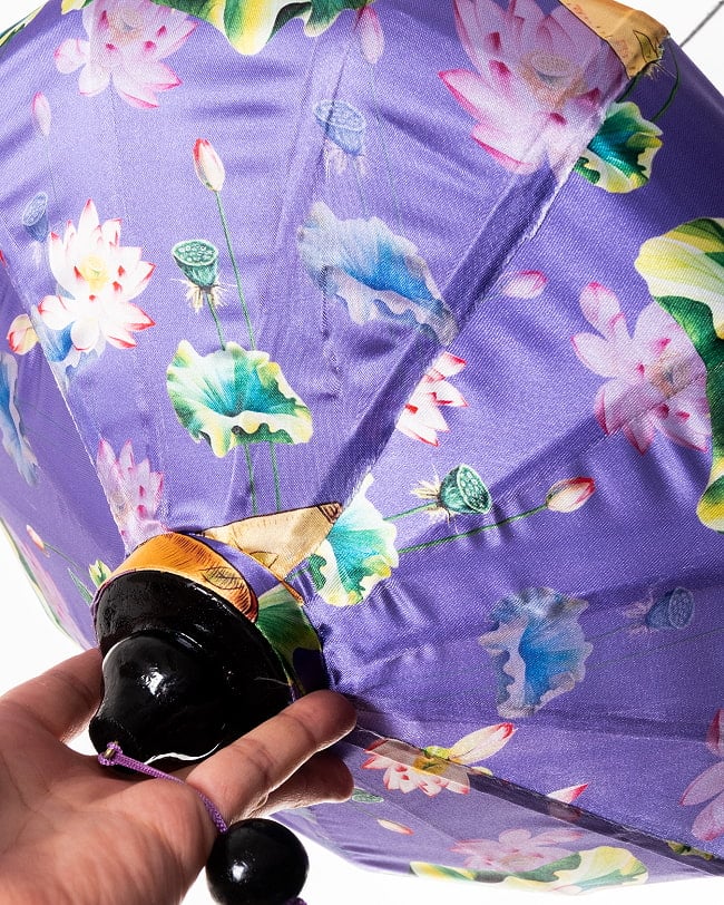 華やかな柄入り ベトナム伝統のホイアン・ランタン(提灯) - 薄ひし形〔睡蓮とノンラー模様紫〕 11 - とても良い雰囲気ですね