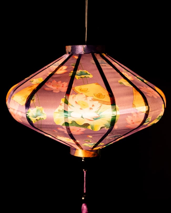 華やかな柄入り ベトナム伝統のホイアン・ランタン(提灯) - 薄ひし形〔睡蓮とノンラー模様紫〕 3 - 幻想的な趣がありますね。