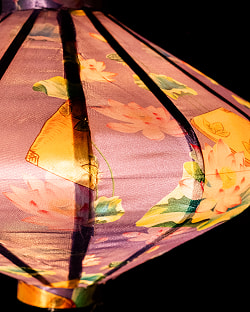 華やかな柄入り　ベトナム伝統のホイアン・ランタン(提灯) - 薄ひし形〔睡蓮とノンラー模様紫〕 - サブ4