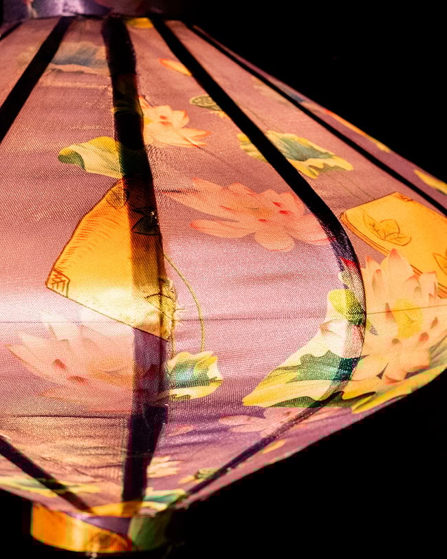 華やかな柄入り ベトナム伝統のホイアン・ランタン(提灯) - 薄ひし形〔睡蓮とノンラー模様紫〕 4 - 拡大したところです